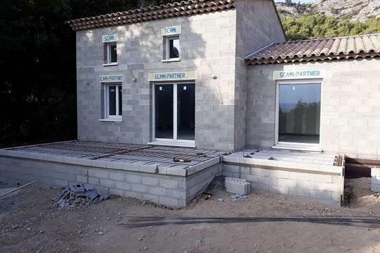 Quelle réglementation régit les bâtiments neufs dans le Var ?